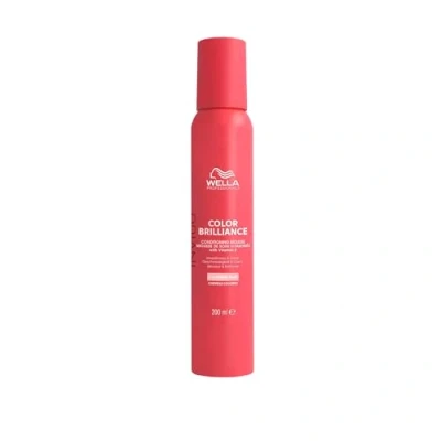 Abbildung von Wella Professionals Invigo Color Brilliance Vitamin Conditioning Mousse Leave in Conditioner mit E farbschützender Haarschaum für gefärbtes Haar Oxidationsschutz 200 ml