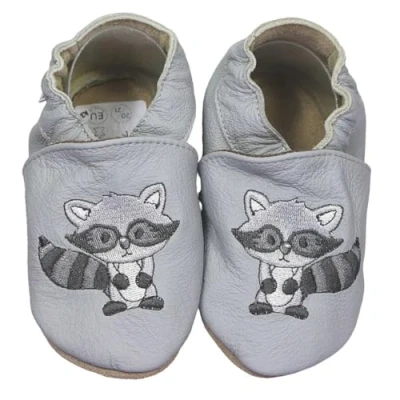 Abbildung von HOBEA Germany Krabbelschuhe für Jungs und Mädchen in verschiedenen Designs, Kinderhausschuhe Jungen, Lederschuhe, Schuhgröße: 18/19, Modell Schuhe: Waschbär grau