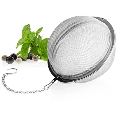 Abbildung von com four® Teesieb aus rostfreiem Edelstahl 304 großes Teeei für losen Tee, Kräuter und Gewürze feinmaschiger Teefilter mit Kette Gewürzsieb Kräutersieb (1 Stück 9 cm Ø)