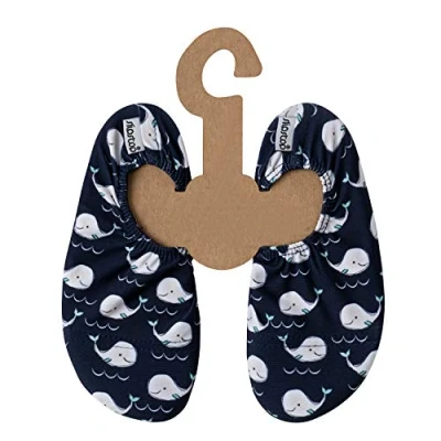 Abbildung von Slipstop Kinder Strandschuhe Anti Rutsch Sport Schuhe Schwimmschuhe Badeschuhe Urlaub Yoga Pool Unisex in Dunkelblau mit Walen, Gr. 18 20