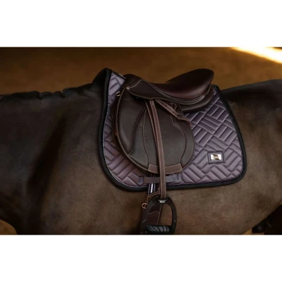 Abbildung von Equestrian Stockholm Schabracke Modern Springen Dark Violet Vollblut Agradi.deVerkauft von Agradi