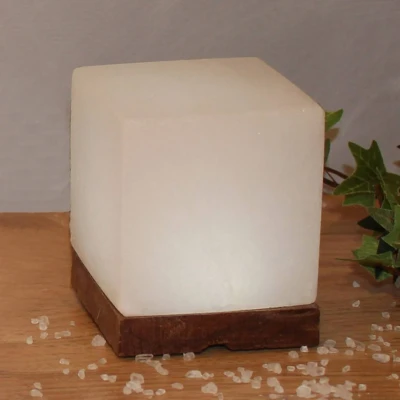 Abbildung von HIMALAYA SALT DREAMS Salzkristall Tischlampe »USB Kubus«, Leuchtmittel LED Board wechselbar, Handgefertigt aus jeder Stein ein Unikat, H: ca.9 cm