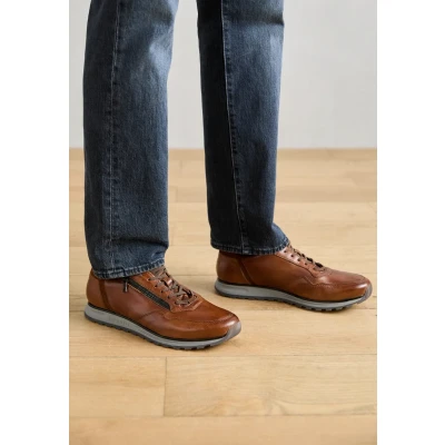 Abbildung von bugatti Herren Low Top Sneaker, Männer Halbschuhe, Wechselfußbett,schnürschuhe,schnürer,straßenschuhe,Strassenschuhe,Cognac (6300),44 EU / 9 UK