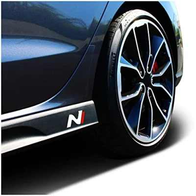 Abbildung von 2er Set Folie Schutzfolie für Logo Seitenschweller Emblem Aufkleber Logos Seitlich Selbstklebend Passgenau Auto K055 (Carbon/Weiß/Rot)
