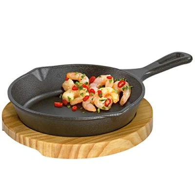 Abbildung von Küchenprofi Gusseisen Servierpfanne mit Holzuntersetzer, rund, für den Backofen und alle Herdarten geeignet, wärmespeichernd, Mini Auflaufform, kleine Grillpfanne Gusseisen, zum Garen Servieren