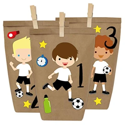 Abbildung von Papierdrachen DIY Adventskalender Kraftpapier Set Fußballer (Deutschland Edition) zum Aufkleben mit 24 braunen Papiertüten selbst Befüllen und Selbermachen Weihnachten