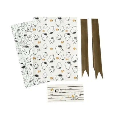 Abbildung von Grupo Erik Geschenkpapier Set Peanuts Snoopy Schleifen und Aufkleber Packpapier 2 Geschenkpapierbögen 50 x 70 cm Weihnachten oder Geburtstag