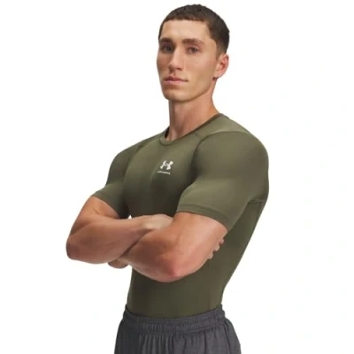 Abbildung von Under Armour Herren HeatGear Kompression Kurzarmshirt, wärmendes Unterziehshirt, schnelltrocknendes Funktionsshirt, leichtes Kompressionsshirt für Männer,Marine OD Green / White,XL