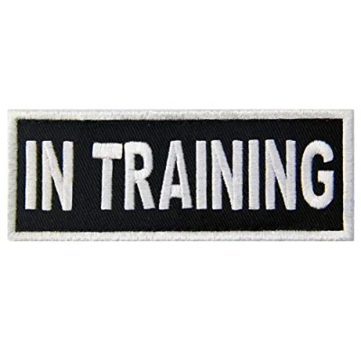 Abbildung von Warnschild für Hunde/Geschirre, bestickter Verschluss, Haken und Schlaufe IN TRAINING