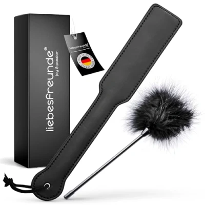 Abbildung von Liebesfreunde® Sex Paddel inkl. Federkitzler, BDSM Peitsche Spielzeug für Paare, SM Flogger, Gerte, Bondage Zubehör