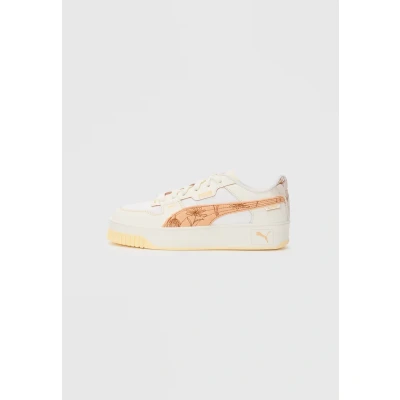 Abbildung von Puma Carina Street LUX Crafted Flowers Walkingschuh, Damen, Größe: 37, Warm white almost apricot Leder