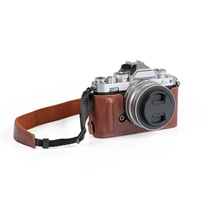 Abbildung von MegaGear MG2016 Ever Ready Genuine Leather Camera Half Case Compatible with Nikon Z fc (Braun)
