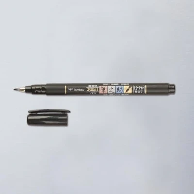 Abbildung von Tombow Filzstift doppelter Spitze, schwarze Tinte, harte Tinte auf Wasserbasis