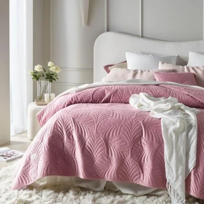 Abbildung von ROOM99 Feel Elegante Tagesdecke in Rosa 170 x 210 cm Vielseitige Wohndecke als Bettüberwurf oder Sofaüberwurf Überwurfdecke für Bett und Sofa Steppdecke Stil Ideal Bedspread Velvet Samt