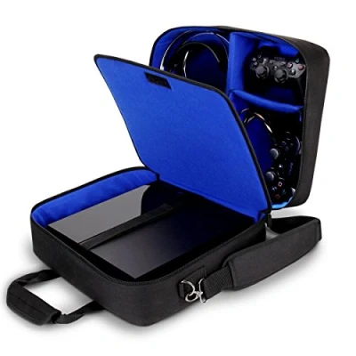 Abbildung von USA Gear Tragetasche für Gaming Konsolen Schutz Konsolentasche mit Schultergurt und Unterteilbaren Fächer Zubehör Games Kompatibel Playstation 4, Xbox One Mehr Blau