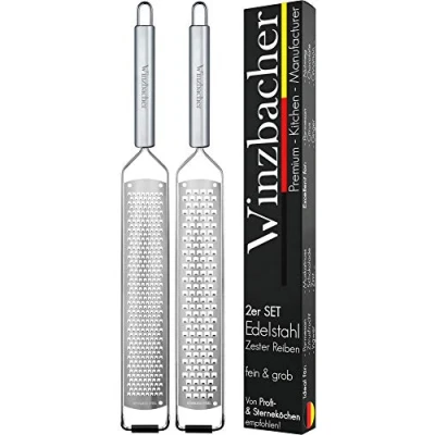 Abbildung von Winzbacher® DAS ORIGINAL [2er Set] Edelstahl Reibe Parmesanreibe, Zitronenreibe, Muskatnuss, Ingwerreibe, Zester rasiermesserscharfe Klinge inkl. Schụtz &amp; Reinigungsbürste