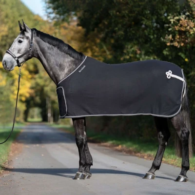 Abbildung von Kavalkade Cooler Removable Chest Flap Schwarz/Weiß 145cm Agradi.deVerkauft von Agradi