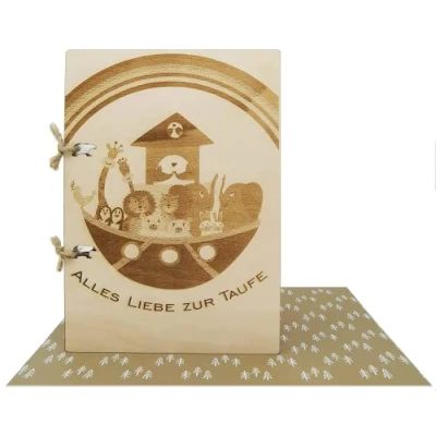 Abbildung von Woodland Mail Taufkarte aus Holz besondere Holzkarte mit eingraviertem Bild der Arche Noah auf Vorderseite.