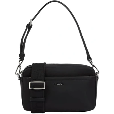 Abbildung von Calvin Klein Damen Umhängetasche Must Convertible Camera Bag Abnehmbarer Träger, Schwarz (Ck Black), Einheitsgröße