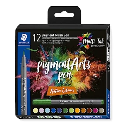 Abbildung von STAEDTLER brush pen pigment Arts, pigmentierte Premium Zeichentusche, Pinselspitze für variable Linienbreite, wasserfest, 12 pens in sortierten nature colours im Kartonetui, 371 C12 3