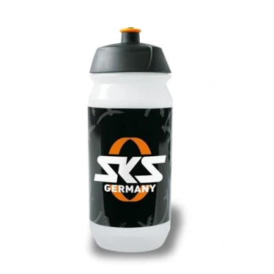 Abbildung von SKS GERMANY LOGO BOTTLE SMALL 500 ml Trinkflasche im Design, Fahrradzubehör für alle gängigen Flaschenhalterungen, auslaufsicheres Push Pull Ventil, ergonomische Form, abnehmbarer Deckel