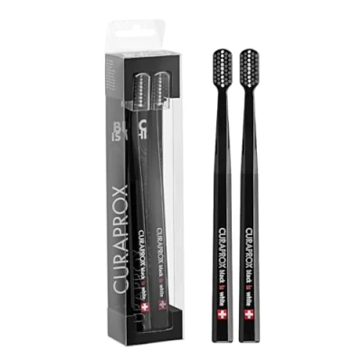 Abbildung von Curaprox Zahnbürste CS Black is white Duo Handzahnbürste für Erwachsene mit 8760 CUREN Borsten Schwarz Schwarz, 2 Stück