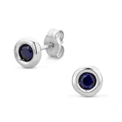 Abbildung von Orovi Ohrringe rund aus 9 Karat Weißgold (375) mit kreiertem Saphir (0.19 ct) Ohrstecker Gold Damen Solitaire Edelstein in edler Zargenfassung Allergenfrei &amp; handgemacht (5 x 5 mm)