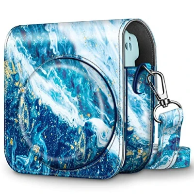 Abbildung von Fintie Tasche für Fujifilm Instax Mini 11 Sofortbildkamera Premium Kunstleder Schutzhülle Reise Kameratasche Hülle Abdeckung mit abnehmbaren Riemen, Meeresblau
