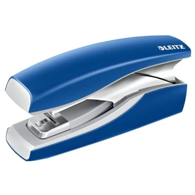 Abbildung von Leitz Softpress Flachheftgerät aus Metall, Für 30 Blatt, Ergonomische Form, Inkl. Heftklammern, Blau, NeXXt Serie, 56030035