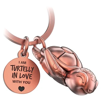 Abbildung von FABACH Schildkröte Schlüsselanhänger Snappy mit Herz und Gravur Süßer Schildkröten Liebe Glücksbringer als Geschenk für Partner Turtelly in Love