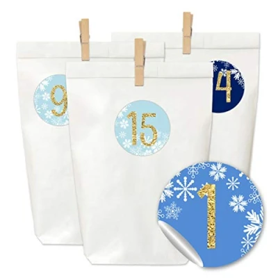Abbildung von Papierdrachen Adventskalender zum Befüllen und Basteln 24 weiße Papiertüten, Zahlenaufkleber Holzklammern Motiv Blaue Weihnachten für Kinder Erwachsene Set Nummer 26
