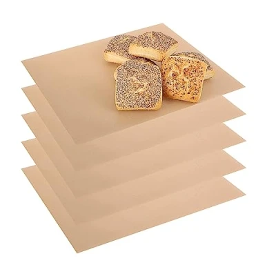 Abbildung von com four® 5x Dauerbackfolie aus Teflon wiederverwendbares Backpapier backofengeeignet bis 260 C zuschneidbare Antihaft Backofenfolie spülmaschinengeeignet (5 Stück Beige 40x32 cm)