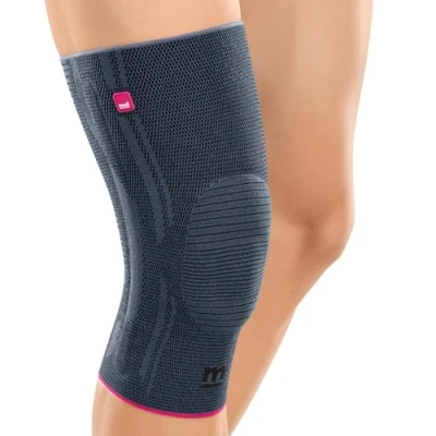 Abbildung von medi Genumedi Kniebandage Extraweit Größe: 1 Mit angenehmen Patellaring Farbe: Silber Zur Stabilisierung des Kniegelenks