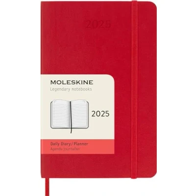 Abbildung von Moleskine Daily Planner, 12 Monate Tagesplaner 2025, Weicher Einband und Elastischer Verschluss, Farbe MyrtenGrün, TaschenFormat 9x14 cm