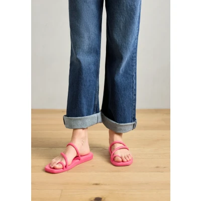 Abbildung von Crocs Miami Toe Loop Sandal, Women Flipflop, Dragon Fruit,