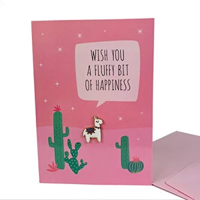 Abbildung von Jungle Empire Alpaka Geburtstagskarte mit Ansteck Pin Lustige Karte zum Geburstag für Mädchen Kleines Geschenk Lama Glückwunschkarte Umschlag