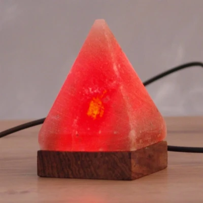 Abbildung von HIMALAYA SALT DREAMS Salzkristall Tischlampe »USB Pyramide«, Leuchtmittel LED Board wechselbar, Handgefertigt aus jeder Stein ein Unikat, H: ca.11 cm