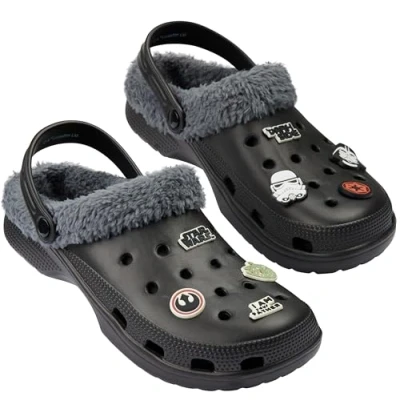 Abbildung von Disney Star Wars Winter Clogs Herren, Fleece Pantoffeln mit Abnehmbaren Pins, Plüsch Hausschuhe Herren &amp; Teenager(Schwarz, 40/41 EU)