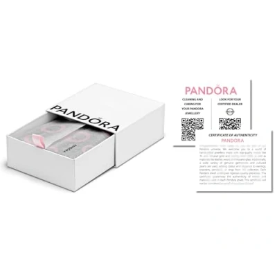 Abbildung von Pandora mittlere, eckige Damen Schmuck Geschenk Box in der Farbe weiß ideal für Ringe, Armbänder und Charms inkl. Kissen
