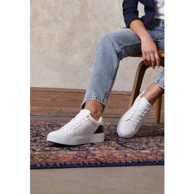 Abbildung von Tommy Hilfiger Elevated Essential Court Sneaker low, Damen, Größe: 36, White Schuhe