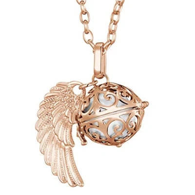 Abbildung von Morella Halskette Damen roségold Edelstahl 70 cm mit roségoldenem Anhänger Engelsflügel und Klangkugel weiß Ø 16 mm in Schmuckbeutel