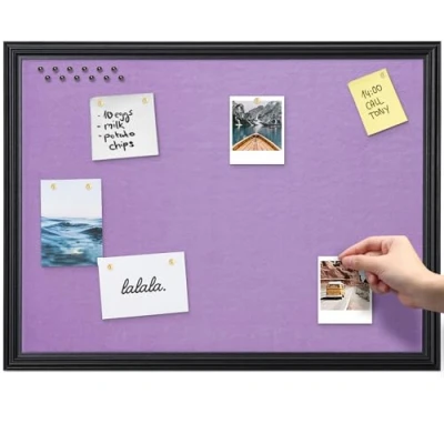 Abbildung von Navaris Pinnwand Collage Fotowand aus Plüsch 60x45cm Bilderhalter Fotohalter mit Pins für Fotos Bilder Schmuck inkl. Stecknadeln Schwarzer Rahmen Lila