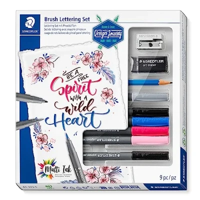 Abbildung von STAEDTLER brush Lettering Set Design Journey, 9 teiliges Pinselstifte für strahlendes Lettering, pigment pens in sortierten Farben, Bleistifte, Radierer und Spitzer, 61 371 1