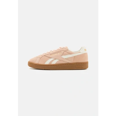 Abbildung von Reebok Classic CLUB C Grounds UK Sneaker low, Damen, Größe: 39, Washedclay/chalk/gum Veloursleder