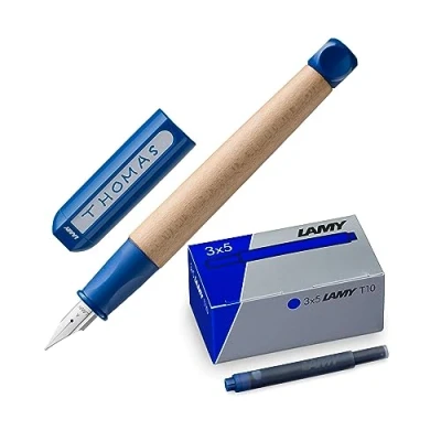 Abbildung von Lamy Set kindgerechter Schreiblernfüller 009 aus Ahornholz, rutschfestem Griffstück in blau, Stahlfeder für Anfänger T10 3er Tintenpatronen original Umkarton Tintenfarbe blau