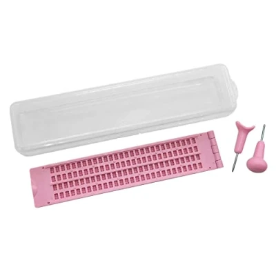 Abbildung von Brailletafel aus Kunststoff 4 x 28 Zeichen mit Aufbewahrungsbox und 2 Griffel（Sattel rund）, Rosa