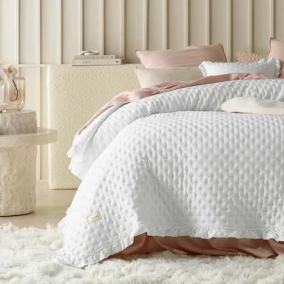 Abbildung von ROOM99 Molly Elegante Tagesdecke in Weiß 240 x 260 cm Vielseitige Wohndecke als Bettüberwurf oder Sofaüberwurf Überwurfdecke für Bett und Sofa Steppdecke Stil Ideal Bedspread