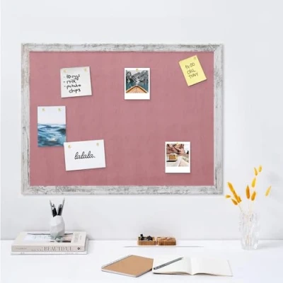 Abbildung von Navaris Pinnwand Collage Fotowand aus Plüsch 60x45cm Bilderhalter Fotohalter mit Pins für Fotos Bilder Schmuck inkl. Stecknadeln Weißer Rahmen Rosa