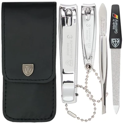 Abbildung von DREI SCHWERTER Germany Maniküreset Nagel Set &#039;Bari&#039; 4 tlg. aus Kunstleder in schwarz, Inhalt: Pinzette, Saphirnagelfeile, Fingernagelknipser, Fußnagelknipser, perfekt für die Handtasche!