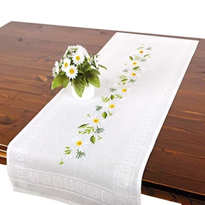 Abbildung von Tischdeckenshop24 Stickpackung Margeriten, Tischläufer Set vorgezeichnet zum Sticken, Sommer Stickset mit Plattstich und Stielstich Selbersticken